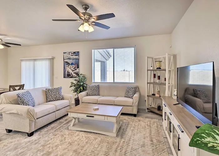 Modern Vacation Rental, 5 Mi To Dtwn! Holiday home Kingman