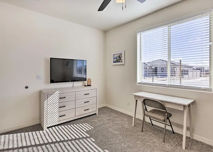 Modern Vacation Rental, 5 Mi To Dtwn! Kingman